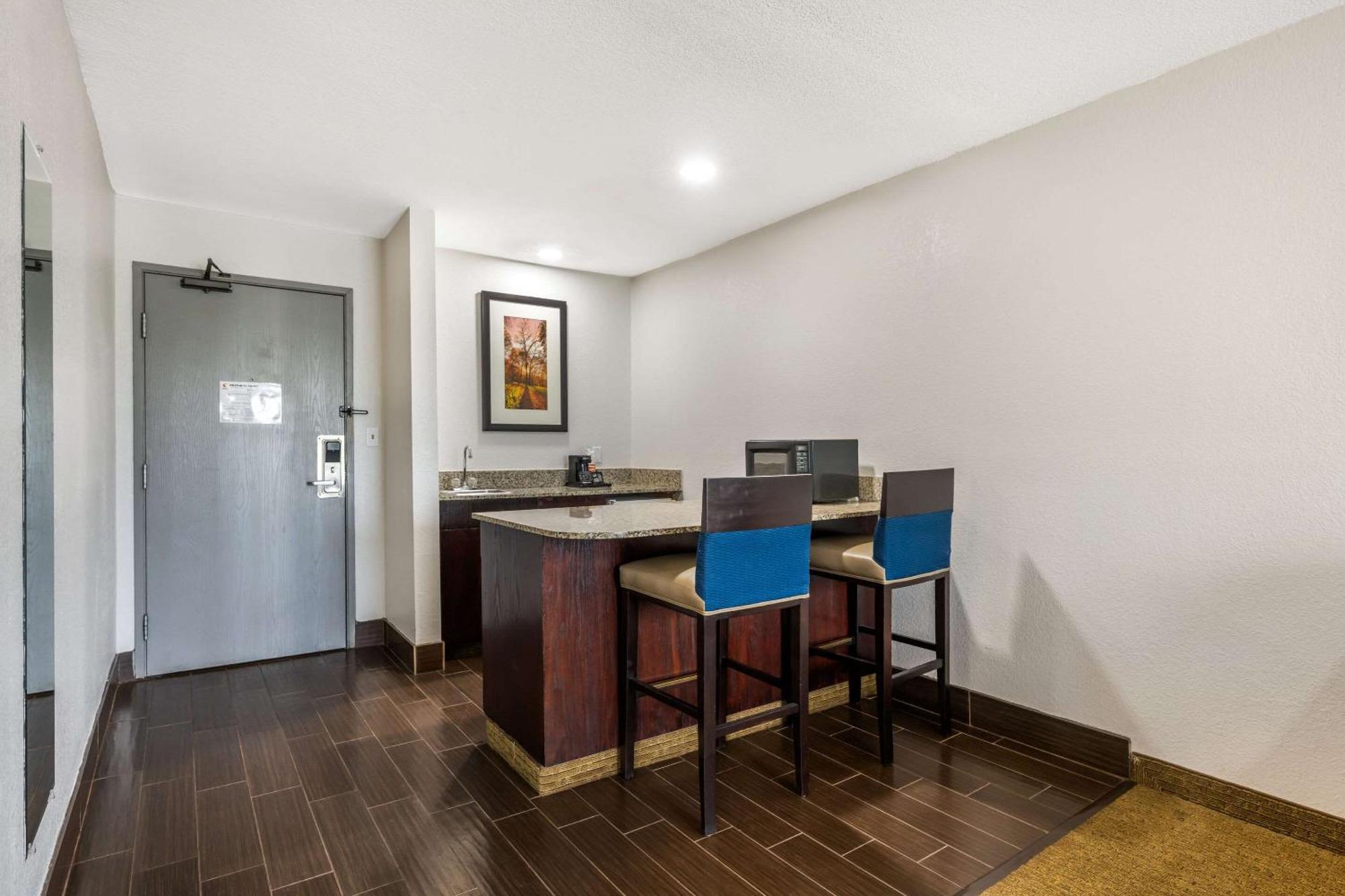 Comfort Suites Omaha East-Council Bluffs Exterior photo